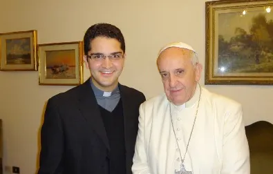 Papa Francesco, Gleison de Souza Silva | Papa Francesco nel 2014 con Gleison de Souza Silva, quando questi era ancora un chierico orionino | da http://www.donorione.org/Public/ContentPage/papa_francesco_telefona_incontra_e_confessa_un_chierico_orionino_ites.asp