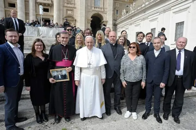 Delegazione dell'Estonia da Papa Francesco | Il vescovo Jourdan e la delegazione estone con Papa Francesco al termine dell'udienza generale del 20 marzo 2019 | Katoliku Kirik Eestis - pagina Facebook 