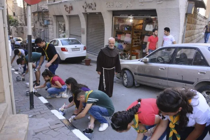 Alcuni ragazzi dipingono i marciapiedi delle strade di Aleppo |  | Custodia Terra Santa