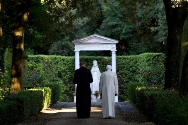 Una foto d'archivio di Benedetto XVI nei giardini delle Ville Pontificie di Castel Gandolfo / PD