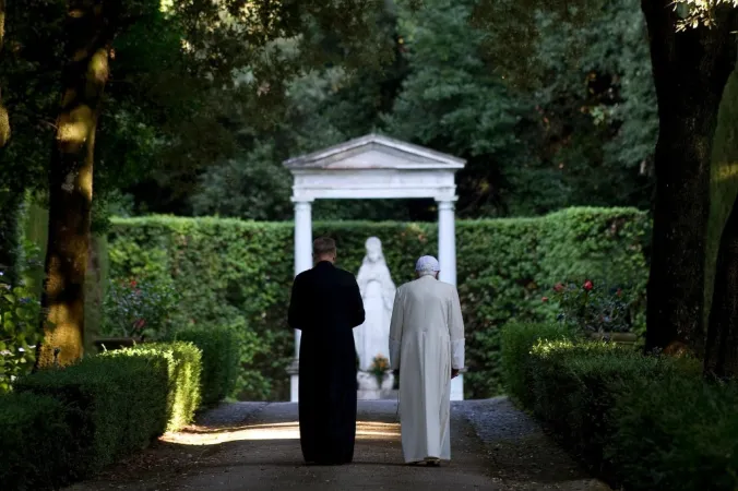 Benedetto XVI a Castel Gandolfo | Una foto d'archivio di Benedetto XVI nei giardini delle Ville Pontificie di Castel Gandolfo | PD