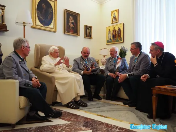 Una foto recente di Benedetto XVI con degli ospiti bavaresi |  | FB/ Fondazione Ratzinger