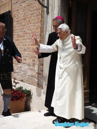 Una foto recente di Benedetto XVI con degli ospiti bavaresi |  | FB/ Fondazione Ratzinger