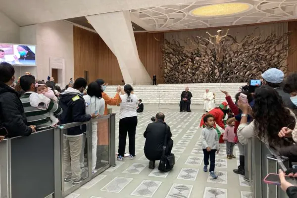 Papa Francesco nell'incontro dello scorso anno con i bambini assistiti dal Dispensario di Santa Marta / VG / ACI Group