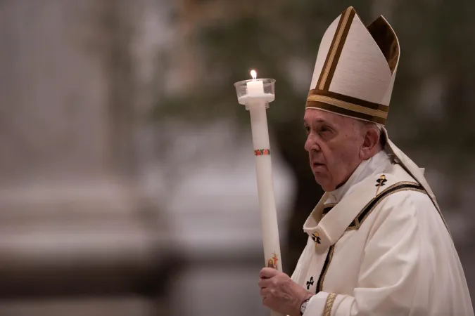 Papa Francesco presiede la Veglia Pasquale  |  | © EWTN-CNA Photo/Daniel Ibáñez/Vatican Pool