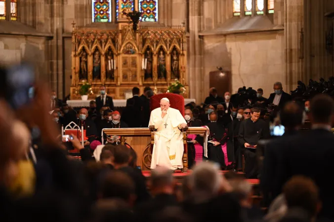 Il Papa incontra i Vescovi, i Sacerdoti, i Religiosi, le Religiose, i Seminaristi e i Catechisti nella Cattedrale di San Martino |  | Vamp pool