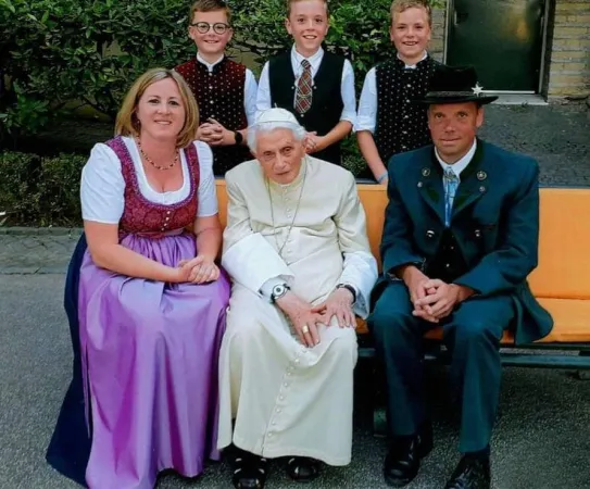 Una foto recente di Benedetto XVI con degli ospiti bavaresi |  | FB/ Fondazione Ratzinger