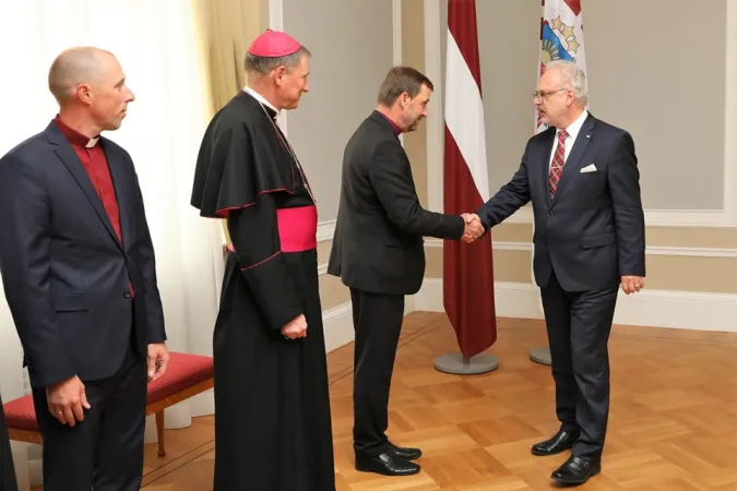 Chiese cristiane in Lettonia | Gli arcivescovi luterano Vanags e cattolico Stankevics, insieme al pastore battista di Lettonia, incontranto il presidente Levits lo scorso 1 agosto | Facebook Janis Vanags 