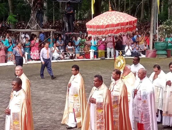 Il Cardinale Bassetti in Sri Lanka | Il Cardinale Bassetti all'inizio della celebrazione a Tewatte. Al suo fianco il Cardinale Malcolm Ranjith, arcivescovo di Colombo, Tewatte, Sri Lanka, 25 agosto 2019 | PD