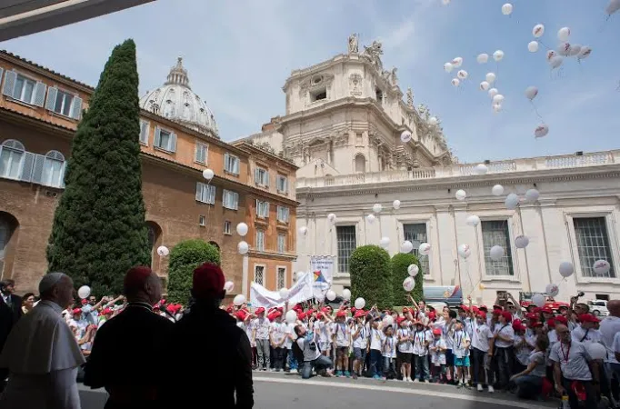 Il Papa saluta i bambini del 