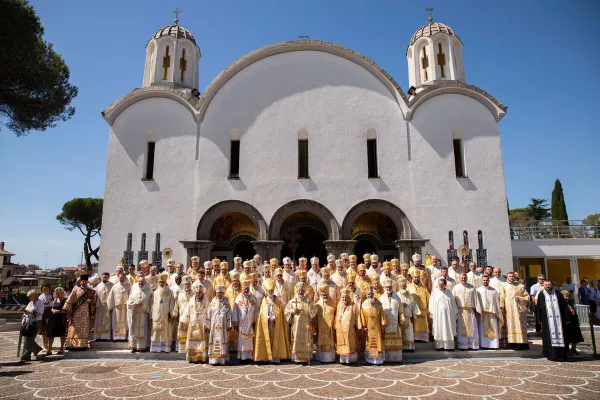 Un passato Sinodo della Chiesa Greco Cattolica Ucriana davanti la basilica di Santa Sofia a Roma / UGCC