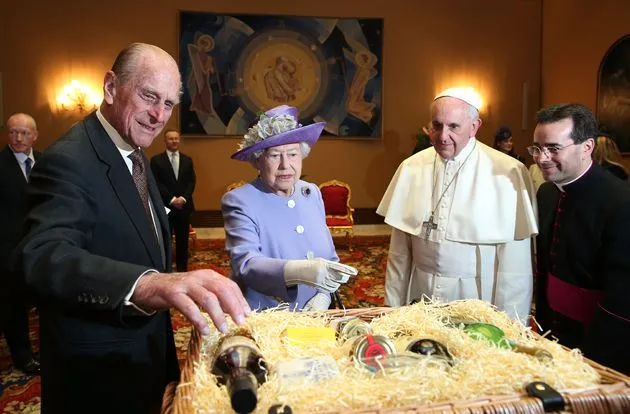 Il principe Filippo, la Regina Elisabetta e Papa Francesco nel 2014 | Il principe Filippo, la Regina Elisabetta e Papa Francesco nel 2014 | Pinterest