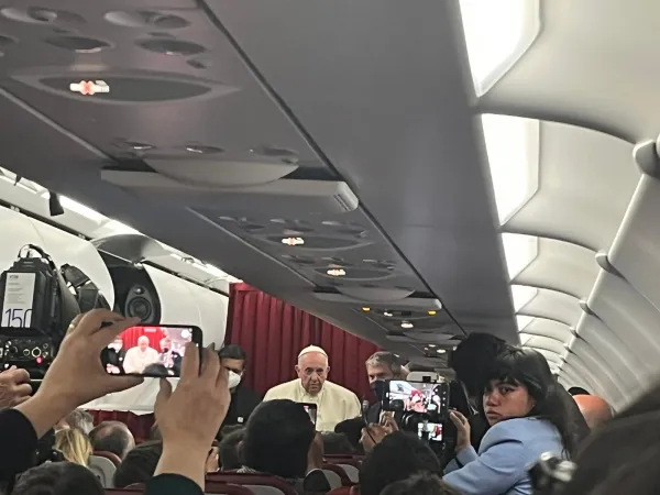 Il Papa con i giornalisti sul volo per Roma |  | Courtney Grogan CNA