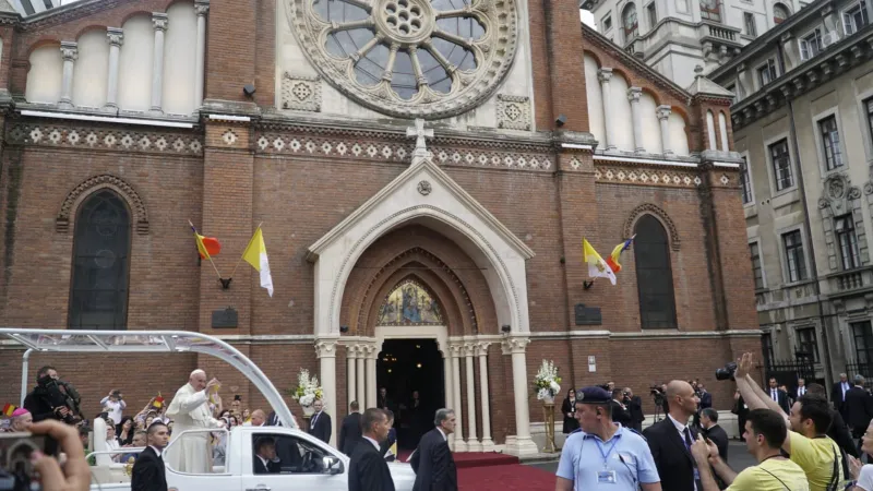 Papa Francesco al suo arrivo alla Cattedrale di San Giuseppe a Bucarest |  | Andrea Gagliarducci/ Aci Group