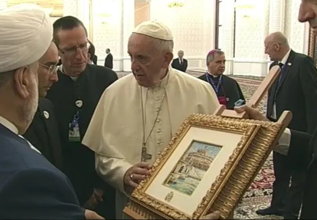 Papa Francesco dona un mosaico allo Sceicco |  | CTV