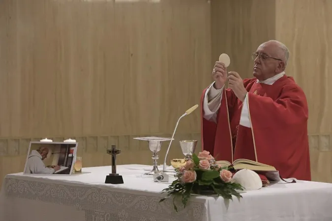 Papa Francesco, Casa Santa Marta, celebra la Messa per Padre JAcques Hamel |  | L'Osservatore Romano foto