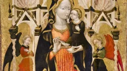 Pittore del Girfalco (Lorenzo di Ugolino?), attivo nel secondo e terzo quarto del XV secolo, Madonna col Bambino in trono e due angeli adoranti, 1445-50 circa ,Tempera e oro su tavola, Fermo, Pinacoteca civica dalla Chiesa di San Domenico / Mostrare le Marche