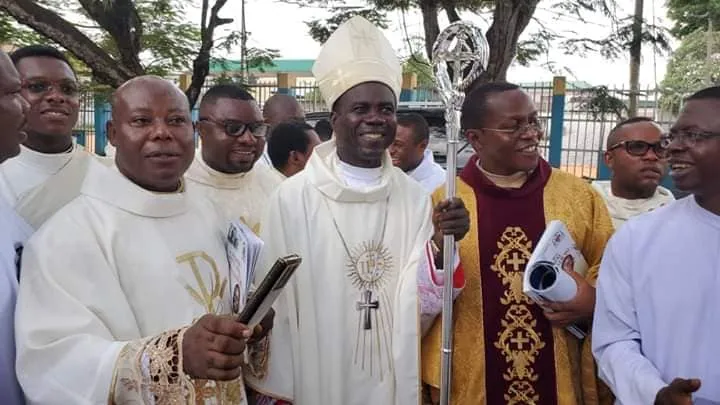 Vescovo Moses Chikwe | ll vescovo Moses Chikwe, ausiliare di Owerri, con dei fedeli al termine di una celebrazione | Arcidiocesi di Owerri