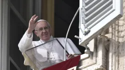 Papa Francesco si affaccia dalla finestra dello studio del Palazzo Apostolico durante un Angelus / Vatican Media / ACI Group