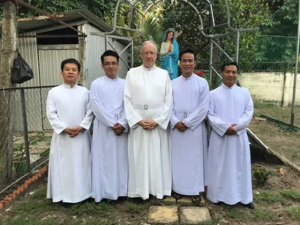 Fratel René Stockman | Fratel Stockman (al centro), superiore dei Fratelli della Carità, durante uno dei suoi viaggi in Cina | Brothers of Charity