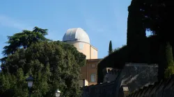 La Specola Vaticana vista dai Giardini Vaticani di Castel Gandolfo  / Wikimedia Commons