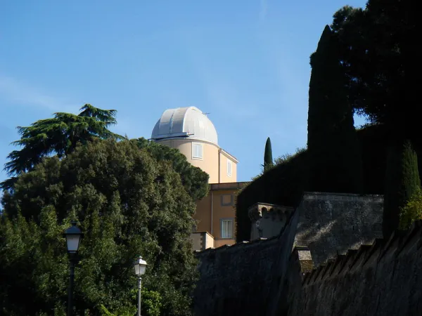 Specola Vaticana | La Specola Vaticana vista dai Giardini Vaticani di Castel Gandolfo  | Wikimedia Commons