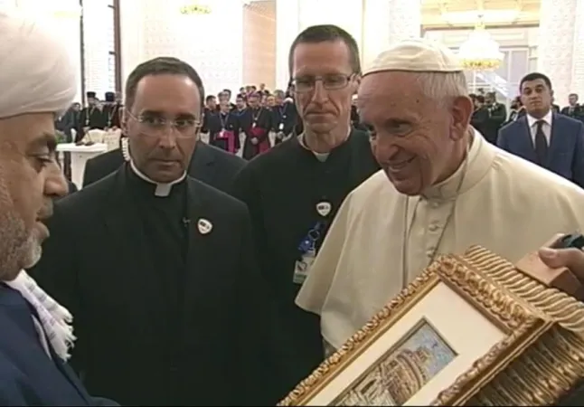 Papa Francesco dona un mosaico allo Sceicco |  | CTV