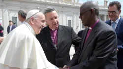 L'arcivescovo David Moxon presenta a Papa Francesco l'arcivescovo Bernard Ntahoturi, suo successore come rappresentante dell'arcivescovo di Canterbury a Roma, piazza San Pietro, 31 maggio 2017 / Anglican Center / L'Osservatore Romano