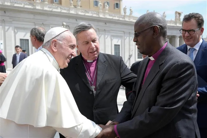 Papa Francesco e gli arcivescovi Moxon e Ntahoturi | L'arcivescovo David Moxon presenta a Papa Francesco l'arcivescovo Bernard Ntahoturi, suo successore come rappresentante dell'arcivescovo di Canterbury a Roma, piazza San Pietro, 31 maggio 2017 | Anglican Center / L'Osservatore Romano