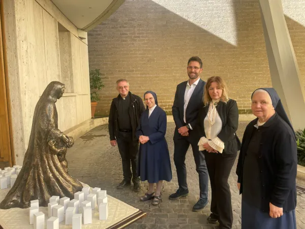 Il Papa benedice la Statua della Madonna per i 100 anni del Dispensario Santa Marta |  | ACI Stampa