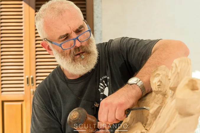 Padre Bordin mentre lavora ad una scultura  |  | Sculturando/ FB 