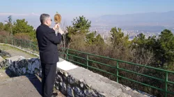 Il vescovo Stojanov benedice Skopje con le reliquie di Madre  Teresa  / Chiesa Cattolica in Macedonia