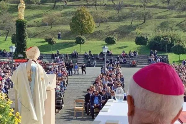 Il Cardinale Vinko Puljic dice messa nella spianata del santuario di Marija Bistrica  / katolici.mk