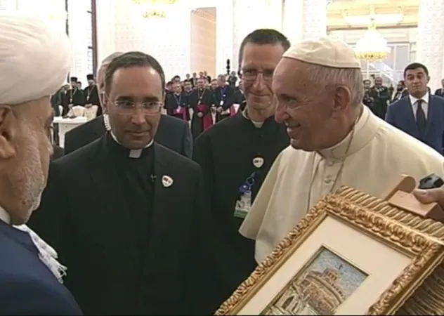 Papa Francesco dona un mosaico allo Sceicco |  | CTV