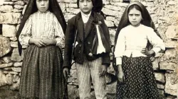 Francisco, Lucia e Giacinta, i tre pastorelli di Fatima in una immagine dell'epoca / Pinterest