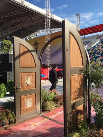 La Porta Santa in un giardino | La Porta Santa di Rustavi, benedetta da Papa Francesco durante la Messa a Tbilisi | Alan Holdren / CNA 