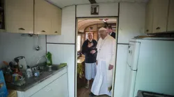 Papa Francesco in roulotte nel Luna Park di Ostia / © L'Osservatore Romano Foto