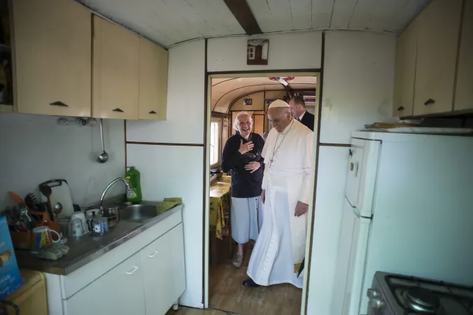 Papa Francesco Roulotte | Papa Francesco in roulotte nel Luna Park di Ostia | © L'Osservatore Romano Foto