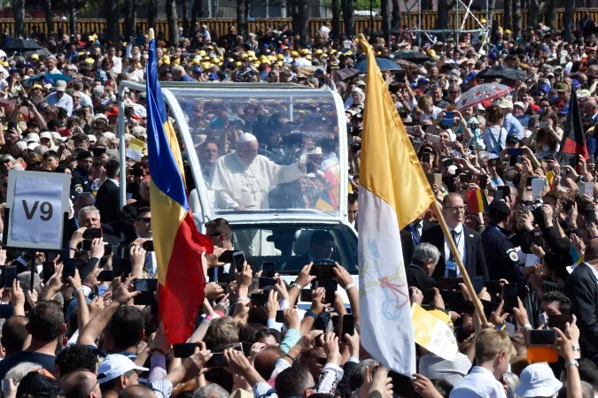 Papa Francesco a Blaj | Papa Francesco arriva a Blaj per la Divina Liturgia di beatificazione dei sette vescovi greco cattolici | Vatican Media / ACI Group 