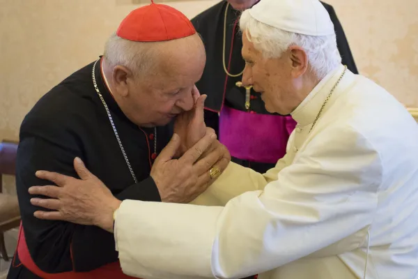 Il Papa emerito Benedetto XVI saluta il Cardinale Stanislaw Dziwisz, Palazzo Apostolico di Castel Gandolfo, 4 luglio 2015 / © L'Osservatore Romano Photo