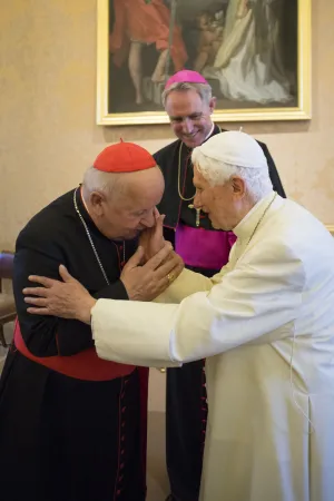 Benedetto XVI e Stanislaw Dziwisz | Il Papa emerito Benedetto XVI saluta il Cardinale Stanislaw Dziwisz, Palazzo Apostolico di Castel Gandolfo, 4 luglio 2015 | © L'Osservatore Romano Photo