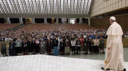 Papa Francesco durante l'udienza con le Superiore Generali, durante la quale affermò la possibilità di una commissione di studio sul diaconato delle donne, Aula Paolo VI, Città del Vaticano, 12 maggio 2016 / L'Osservatore Romano / ACI Group