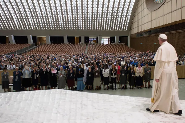 Papa Francesco durante l'udienza con le Superiore Generali, durante la quale affermò la possibilità di una commissione di studio sul diaconato delle donne, Aula Paolo VI, Città del Vaticano, 12 maggio 2016 / L'Osservatore Romano / ACI Group