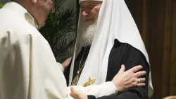 Papa Francesco abbraccia il Patriarca Kirill durante il loro incontro a La Habana, Cuba, 12 febbraio 2016 / L'Osservatore Romano / ACI Group