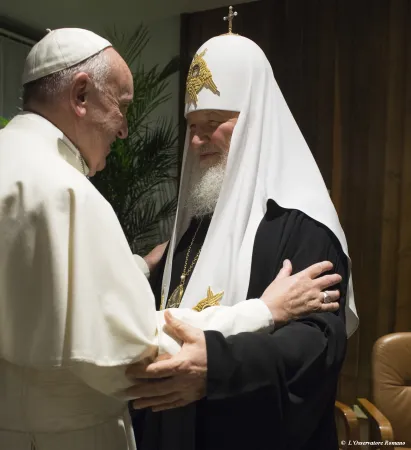 Papa Francesco e Kirill | Papa Francesco abbraccia il Patriarca Kirill durante il loro incontro a La Habana, Cuba, 12 febbraio 2016 | L'Osservatore Romano / ACI Group