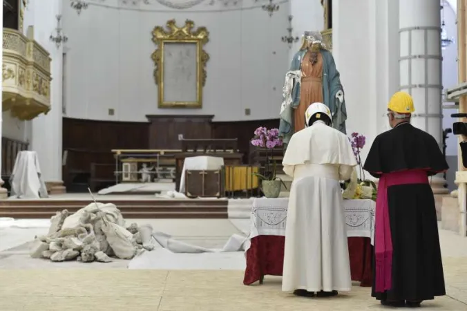 Papa Francesco con l'arcivescovo Massara visita Camerino nel 2019 |  | Vatican Media 