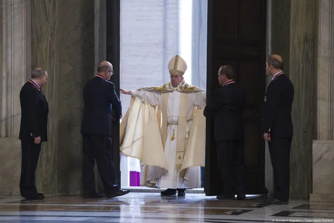 Il Papa apre la Porta Santa  |  | Osservatore Romano 