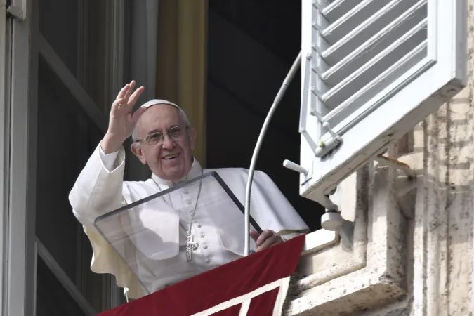 Papa Francesco saluta i presenti in piazza dopo la preghiera del' Angelus |  | Osservatore Romano/Aci Group