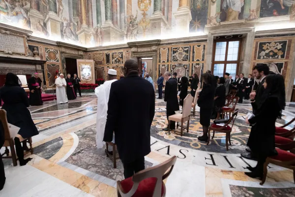 Papa Francesco durante l'udienza con gli ambasciatori di Seychelles, Mali, Andorra, Kenya, Lettonia, Niger che hanno presentato le loro lettere credenziali, Palazzo Apostolico Vaticano, 19 dicembre 2019 / Vatican Media / ACI Group 