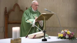 Papa Francesco durante la celebrazione di una Messa nella cappella della Domus Sanctae Marthae / L'Osservatore Romano / ACI Group